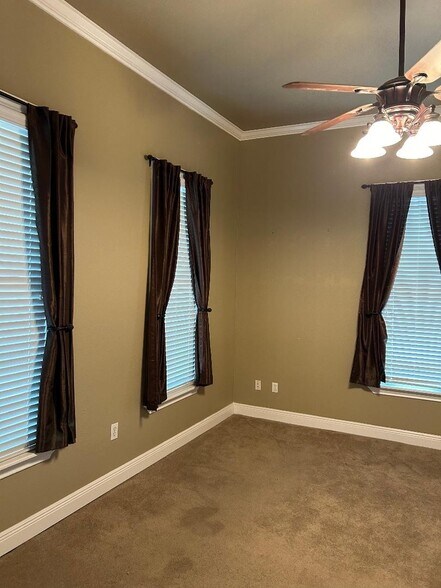 More Photos Of 309 N Lexington St, Manor Medical For Sale