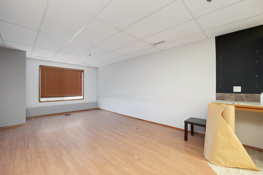 More Photos Of 105 Oak Crt, Anzac Warehouse For Sale