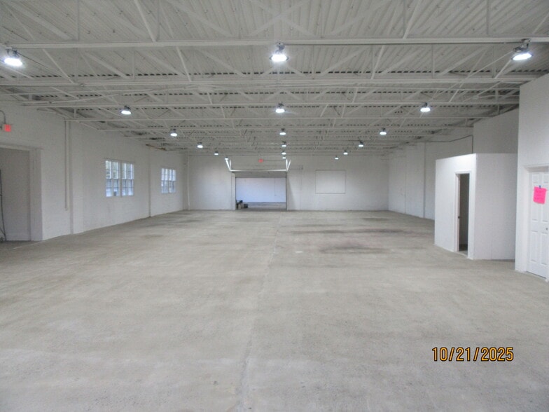 More Photos Of 3614 Burnet Ave, East Syracuse Showroom For Lease