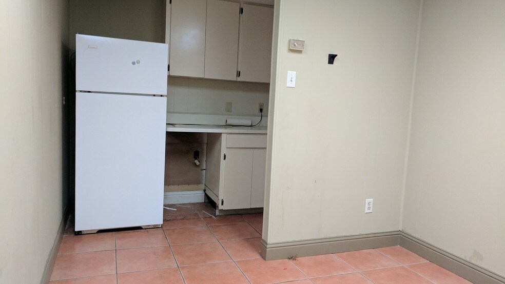 More Photos Of 2580 N 11th St, Beaumont Office For Lease