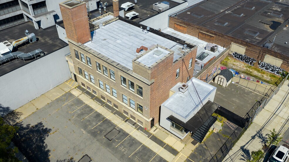 More Photos Of 11-17 43rd Ave, Long Island City Office For Lease