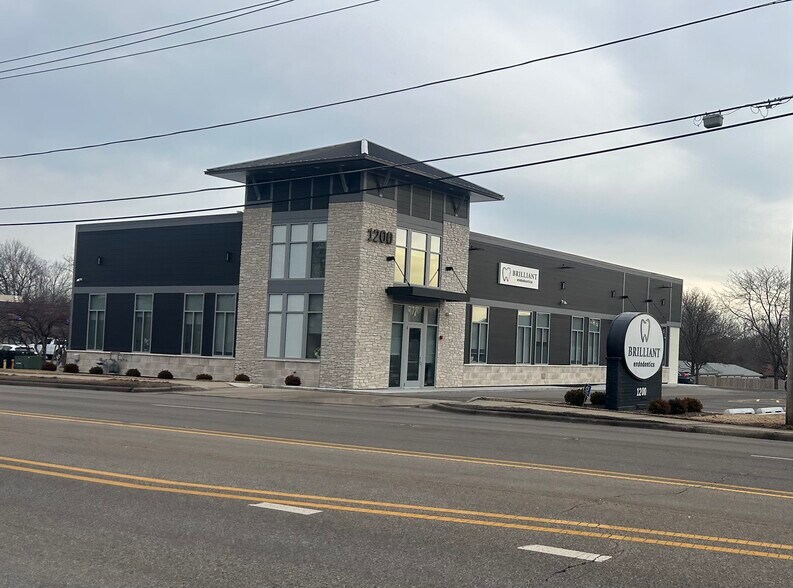 Primary Photo Of 1200 N Milwaukee Ave, Libertyville Auto Repair For Lease