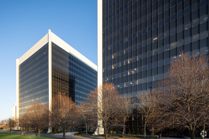 More Photos Of 399 Thornall St, Edison Office For Lease