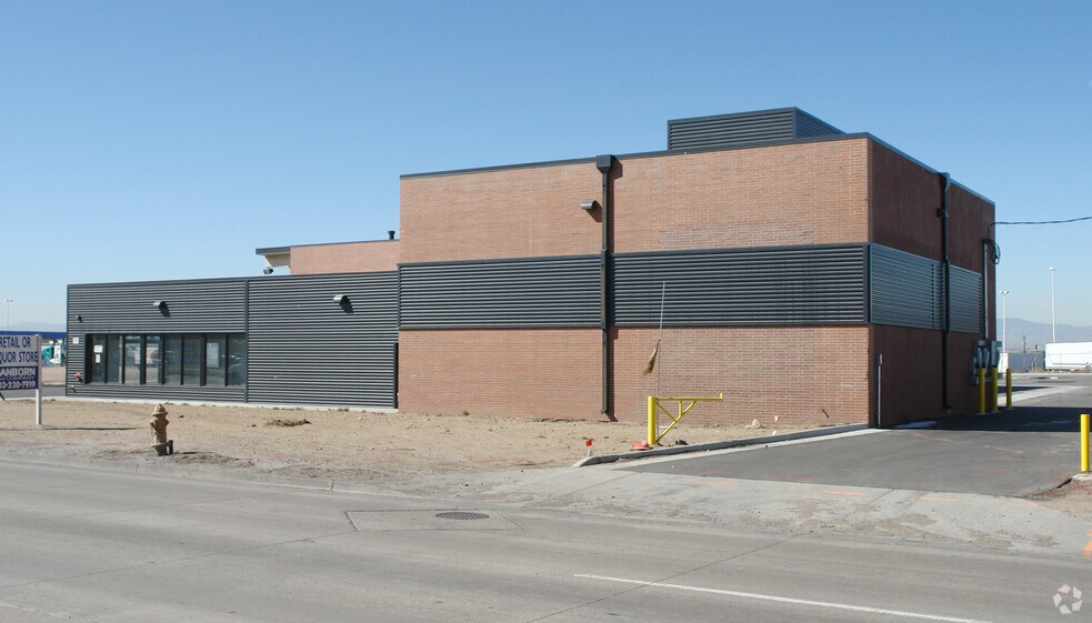 More Photos Of 5275 Quebec St, Commerce City Flex For Lease