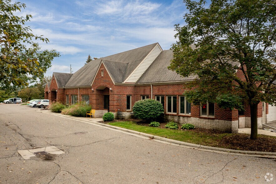 More Photos Of 36520 Grand River Ave, Farmington Hills Unknown For Lease