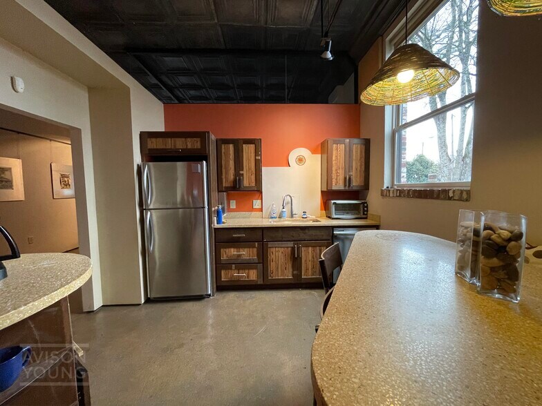 More Photos Of 1040 W Washington St, Greenville Office For Lease