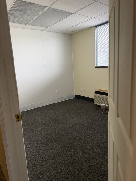 More Photos Of 25140 Lahser Rd, Southfield Office For Sale