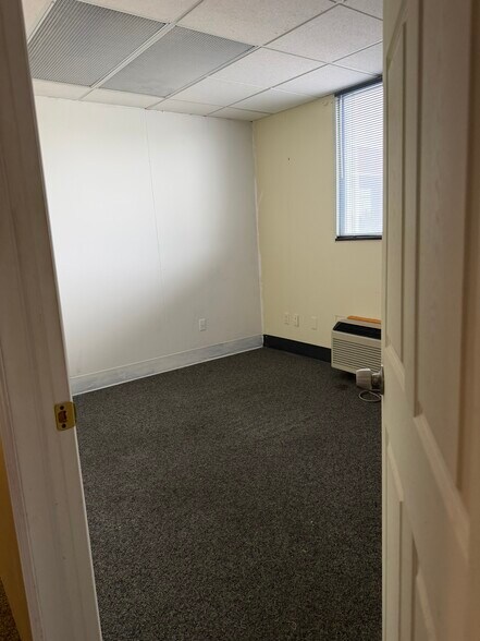 More Photos Of 25140 Lahser Rd, Southfield Office For Sale