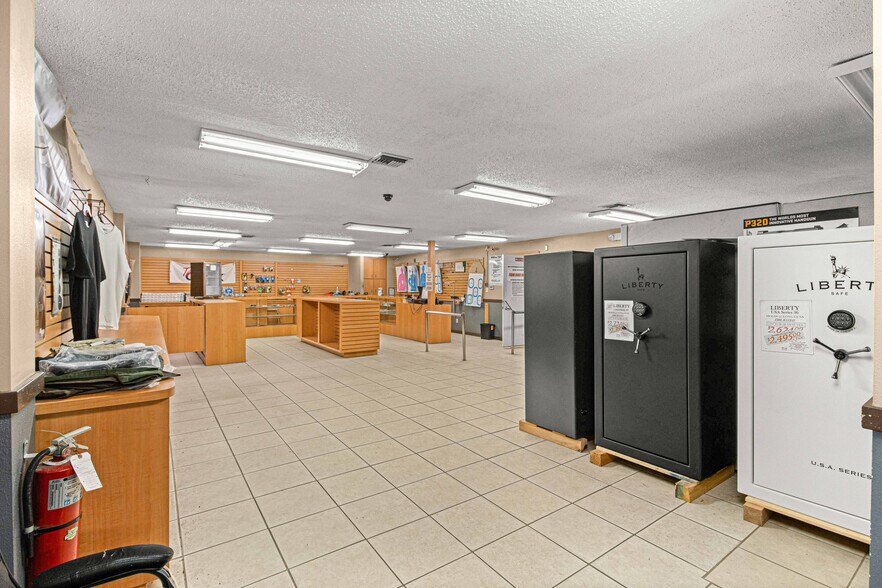 More Photos Of 1031 NE 16th St, Ocala Manufacturing For Lease