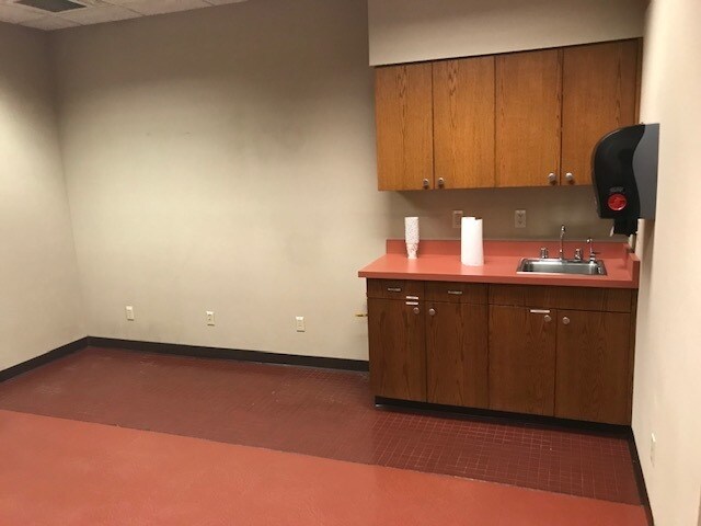 More Photos Of 1401 N Rankin St, Appleton Office For Sale