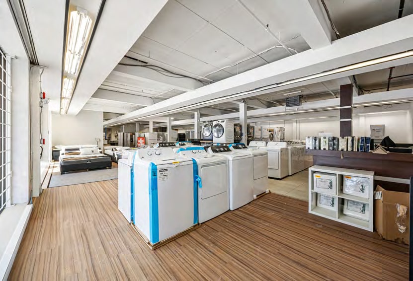 More Photos Of 126 Rue Jacques-Cartier N, St-Jean Storefront For Sale