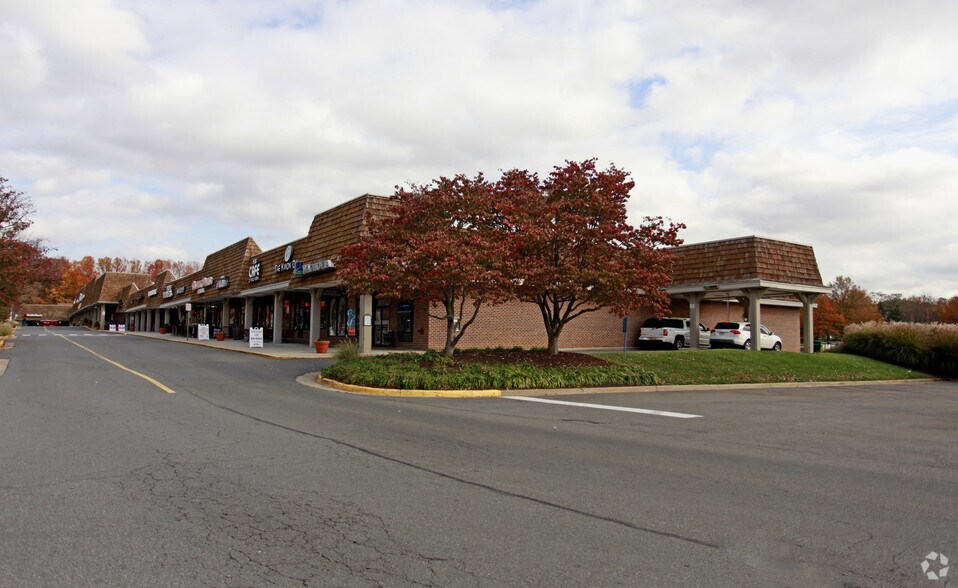More Photos Of 2521-2575 John Milton Dr, Herndon General Retail For Lease