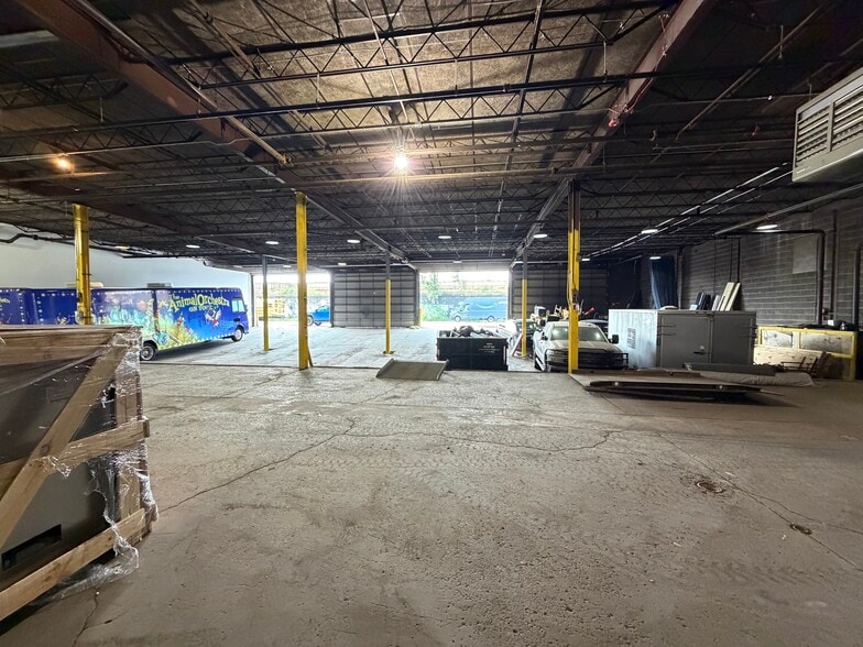 More Photos Of 1601 S Wolcott Ave, Chicago Warehouse For Lease