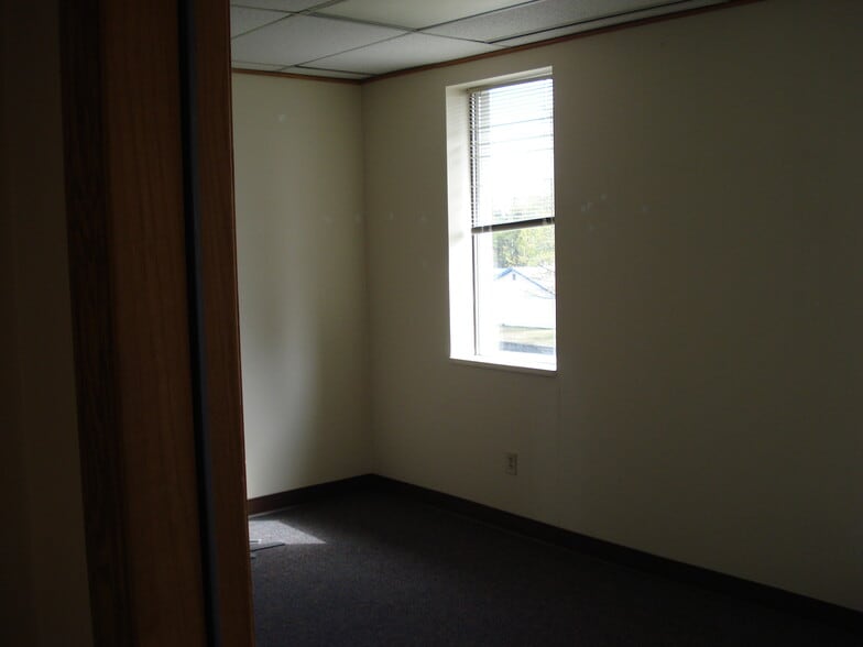 More Photos Of 2221 E Northern Lights Blvd, Anchorage Office For Lease