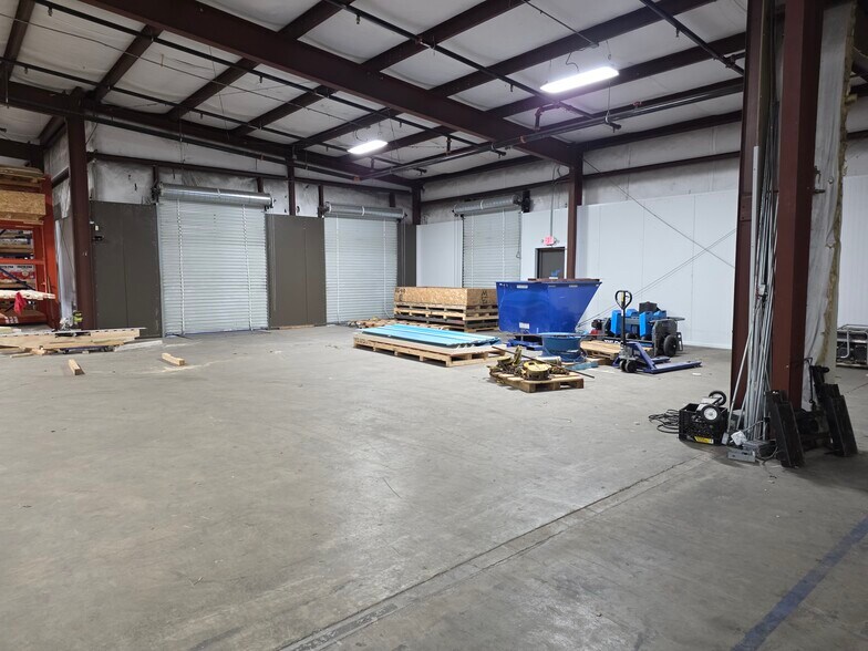 More Photos Of 318 Bell Park Dr, Woodstock Distribution For Lease