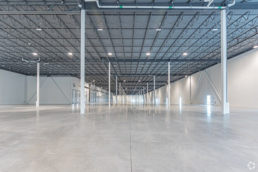 More Photos Of 112 E Beaver Creek Rd, Richmond Hill Warehouse For Lease