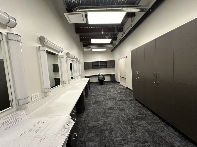 More Photos Of 382 Channel Dr, Port Washington Office For Lease