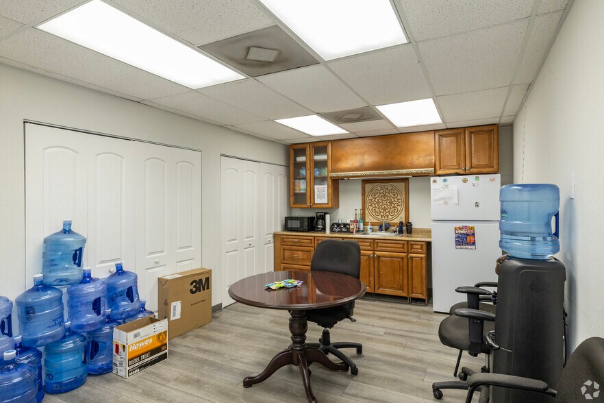 More Photos Of 7818 Depot Ln, Tampa Warehouse For Lease