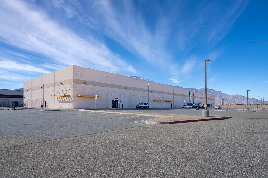 More Photos Of 19533 McLane St, Palm Springs Distribution For Sale