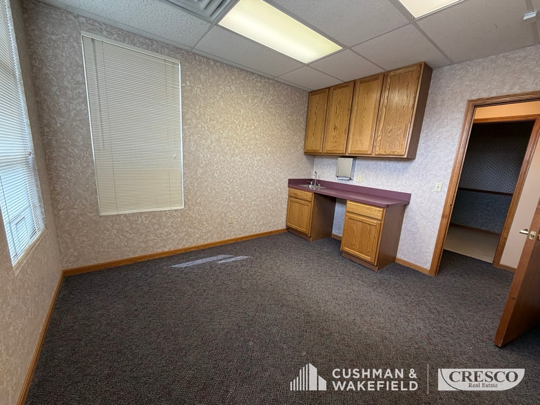 More Photos Of 5311 Meadow Lane Ct, Sheffield Village Office For Sale
