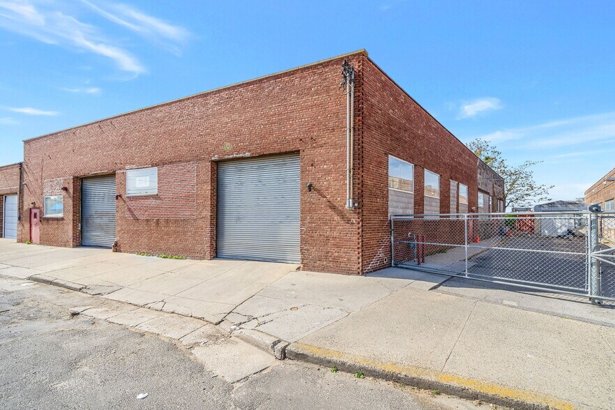 More Photos Of 111 Madison Ave, Hempstead Warehouse For Sale