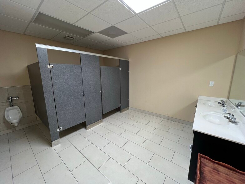 More Photos Of 230 Industrial Park Rd, Baldwin Warehouse For Sale