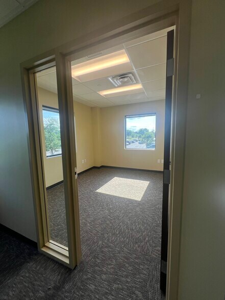 More Photos Of 2670 Chancellor Dr, Crestview Hills Office For Lease