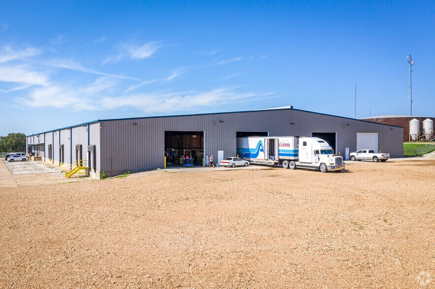 More Photos Of 1402 E Hacienda St, Bellville Manufacturing For Lease