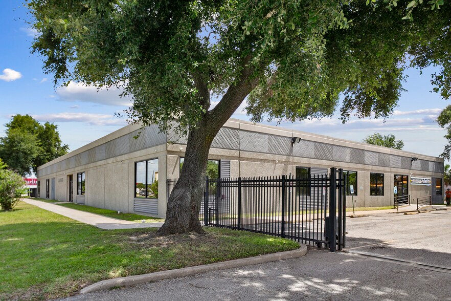 More Photos Of 9809 Rowlett Rd, Houston Showroom For Lease