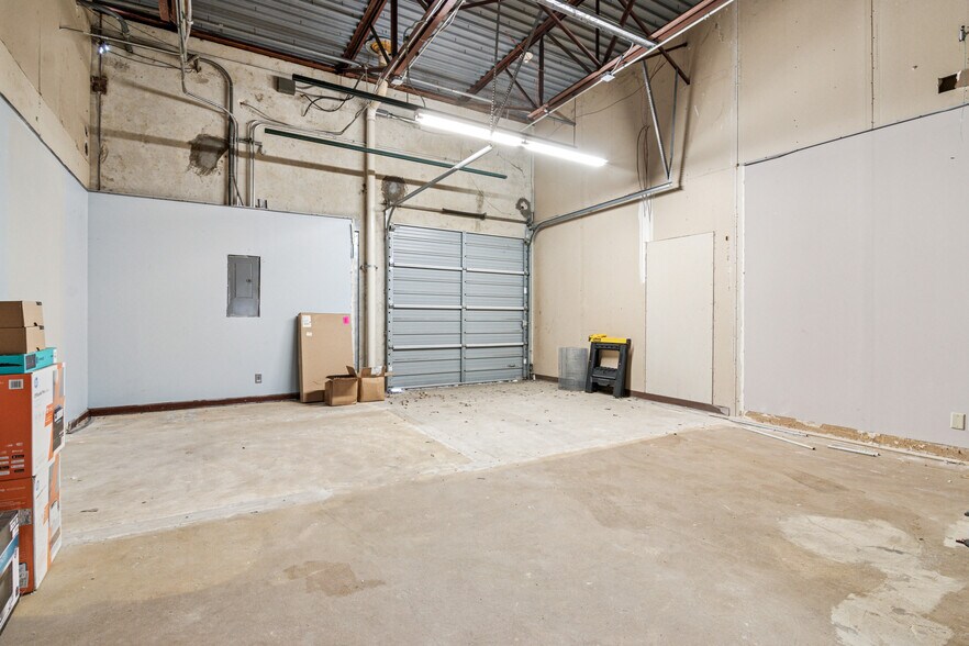 More Photos Of 1611 N Interstate 35E, Carrollton Research And Development For Lease