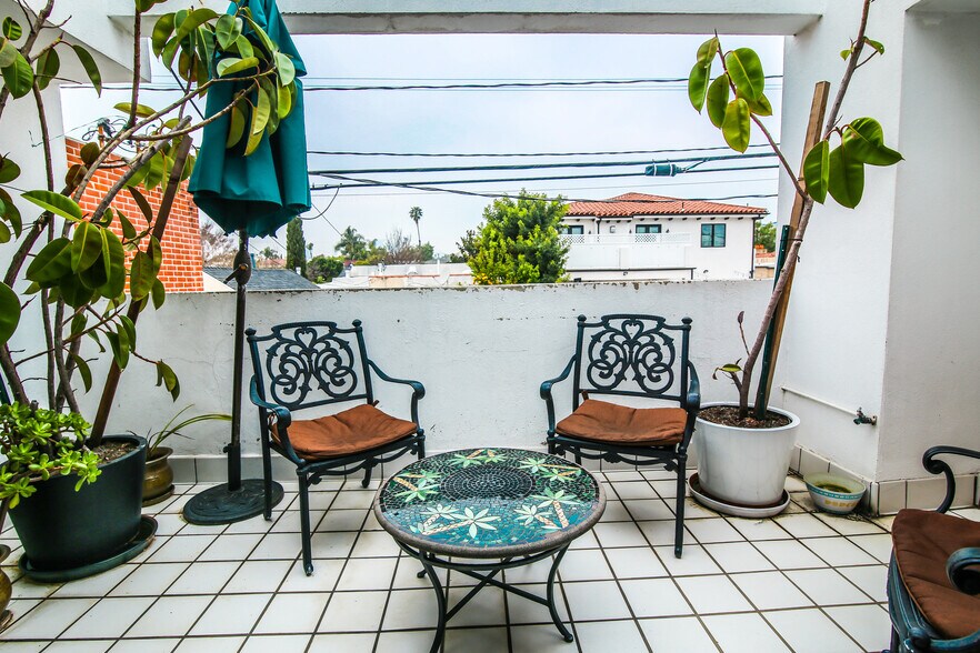 More Photos Of 261 S Robertson Blvd, Beverly Hills Storefront Retail Office For Sale