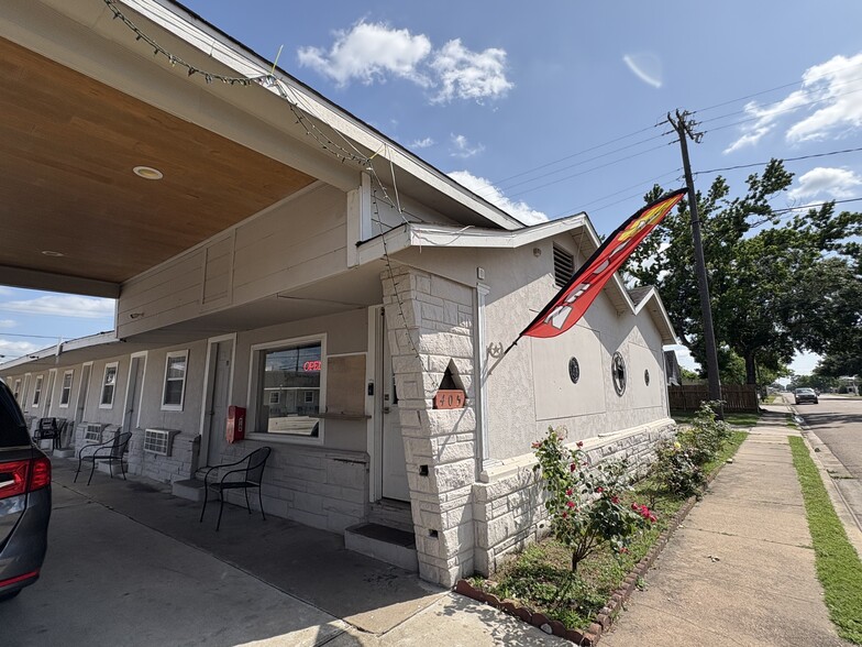 Primary Photo Of 405 W Jackson St, El Campo Hotel For Sale
