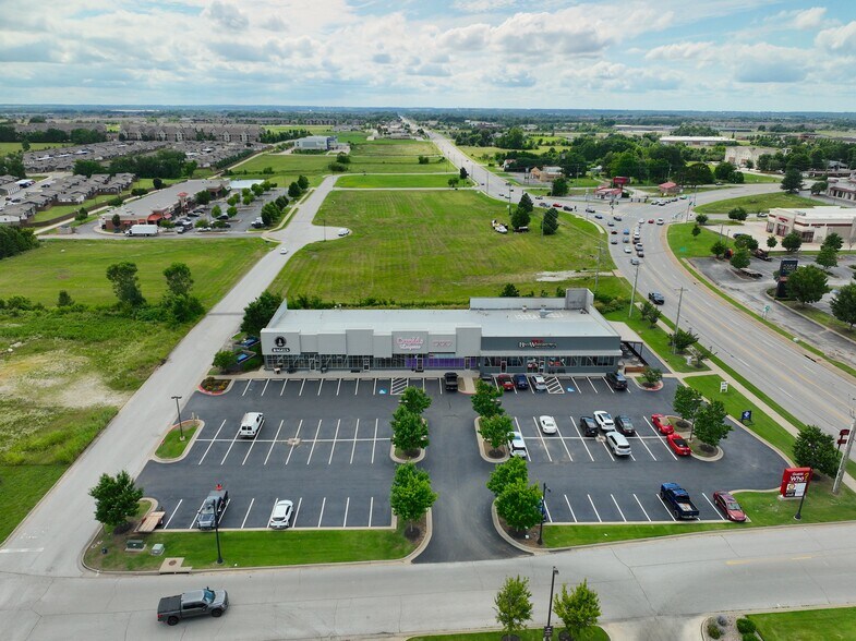 More Photos Of 3600 SE Guess Who Dr, Bentonville Storefront For Lease