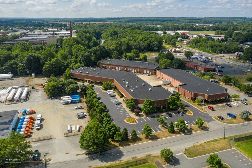 More Photos Of 11905 Bowman Dr, Fredericksburg Showroom For Lease