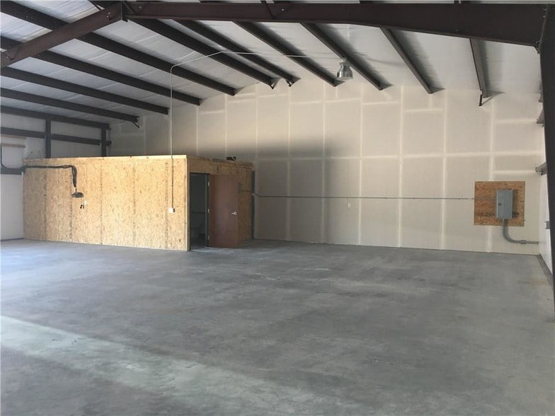 More Photos Of 321 Thomas Pl, Fort Worth Industrial For Lease