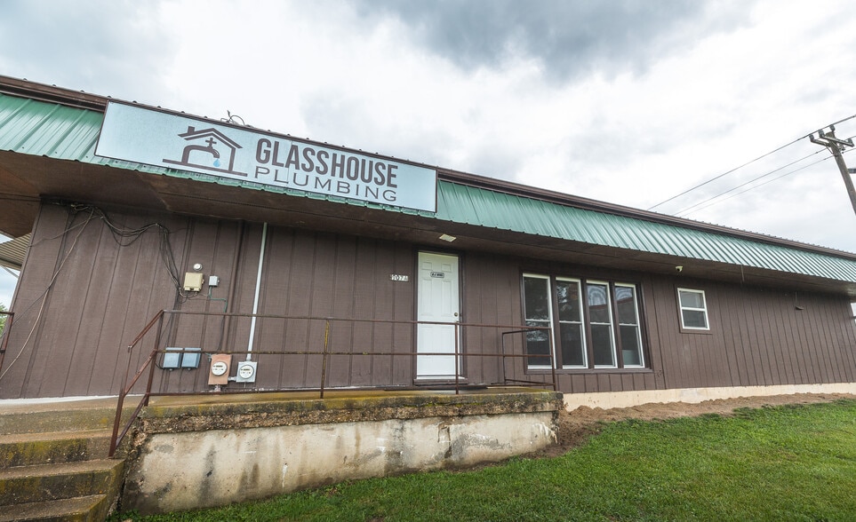 More Photos Of 905 W Scenic Rivers Blvd, Salem Flex For Sale