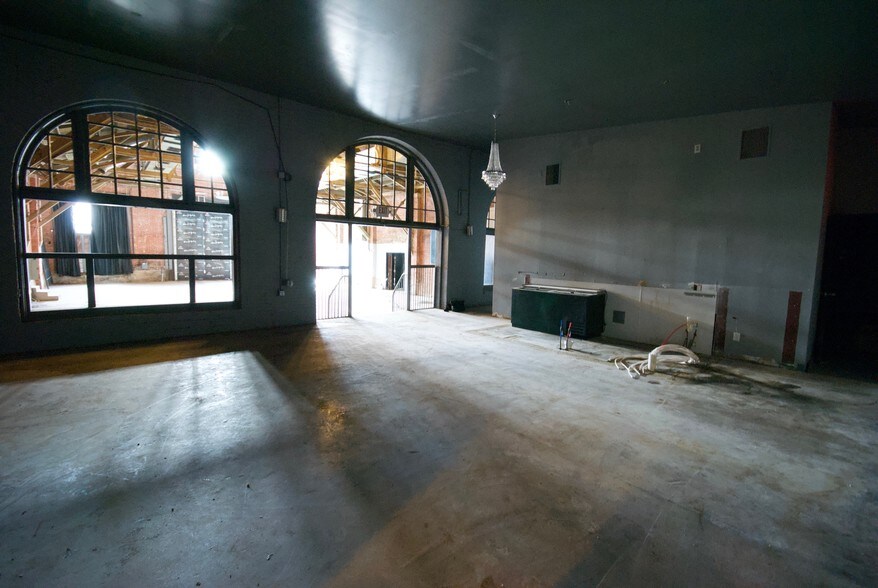 More Photos Of 3221-3225 Olive St, Saint Louis Bar For Lease