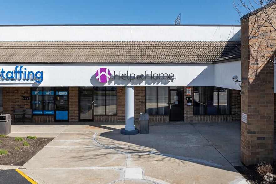 More Photos Of 401 N Riverside Dr, Gurnee Storefront For Lease