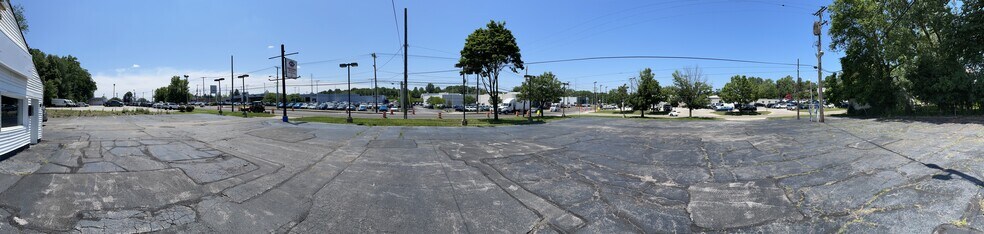 More Photos Of 263 Broadway Ave, Bedford Auto Dealership For Lease