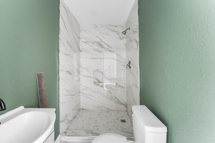 More Photos Of 5712 15th St, Bradenton Auto Dealership For Sale