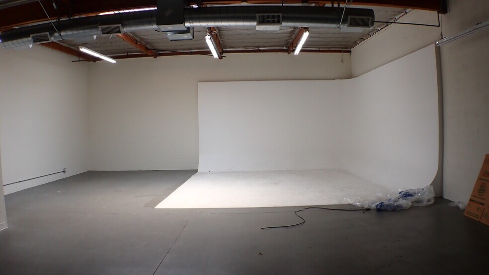 More Photos Of 815-825 Western Ave, Glendale Warehouse For Lease