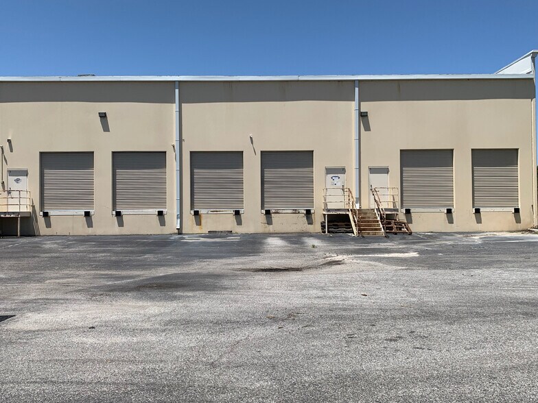 More Photos Of 6314 Kingspointe Pky, Orlando Light Distribution For Lease