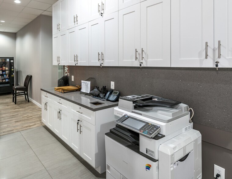 More Photos Of 1946 Tyler St, Hollywood Office For Sale