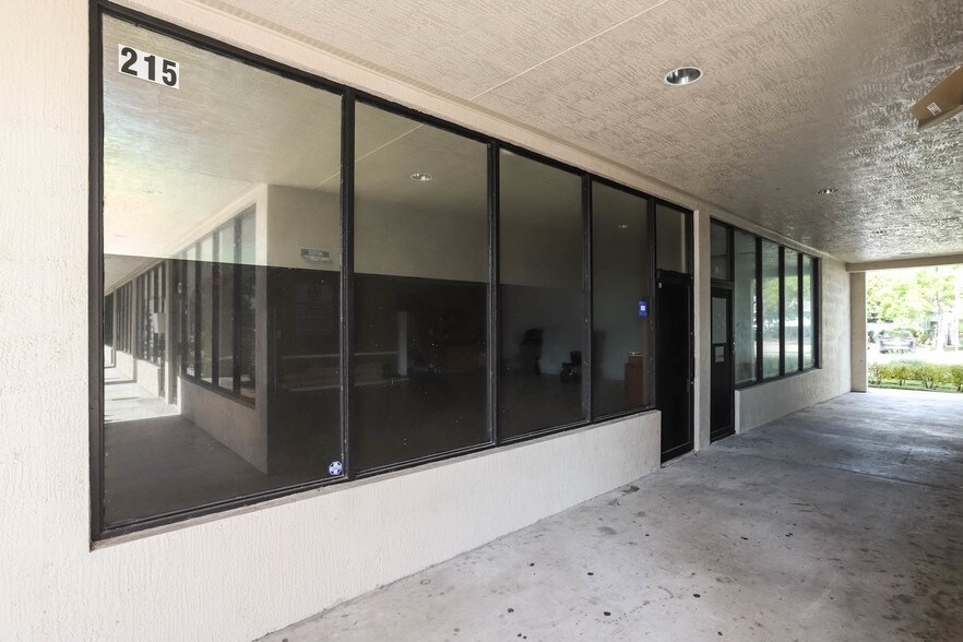 More Photos Of 201-233 S Federal Hwy, Pompano Beach Storefront For Lease