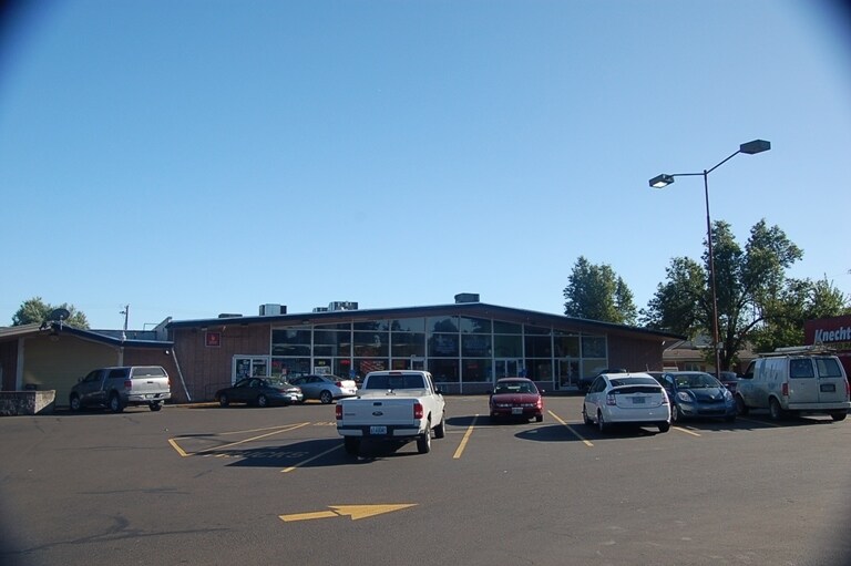 More Photos Of 401-429 Main St E, Monmouth Storefront For Lease