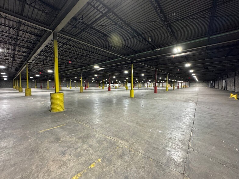 More Photos Of 1610 Leininger Ave, Elkhart Distribution For Lease