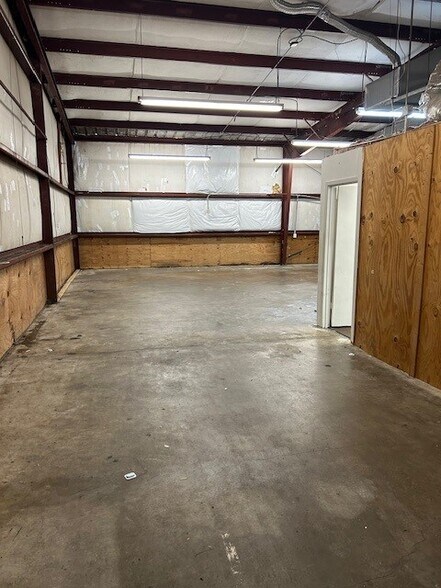 More Photos Of 9050 Emnora Ln, Houston Warehouse For Lease