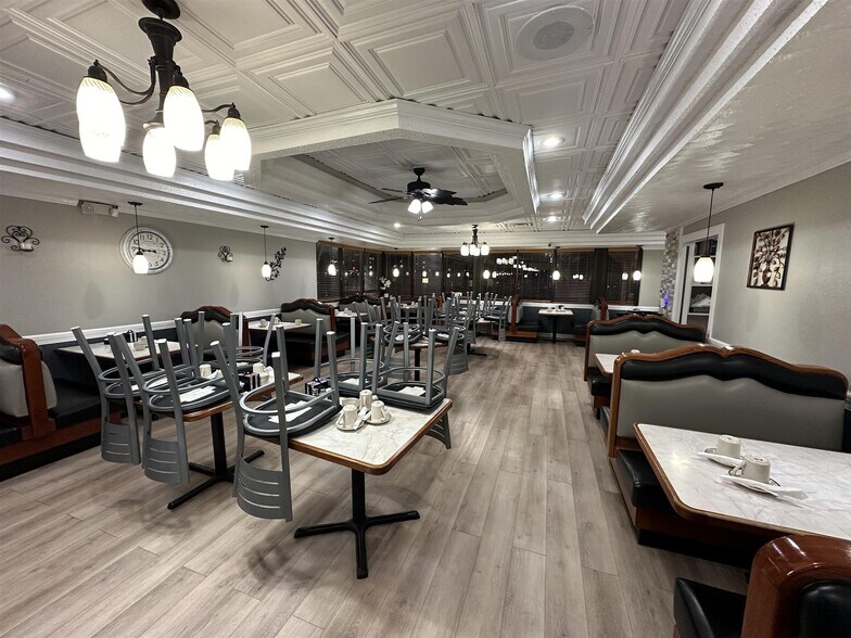 More Photos Of 1427 W Galena Ave, Freeport Freestanding For Sale