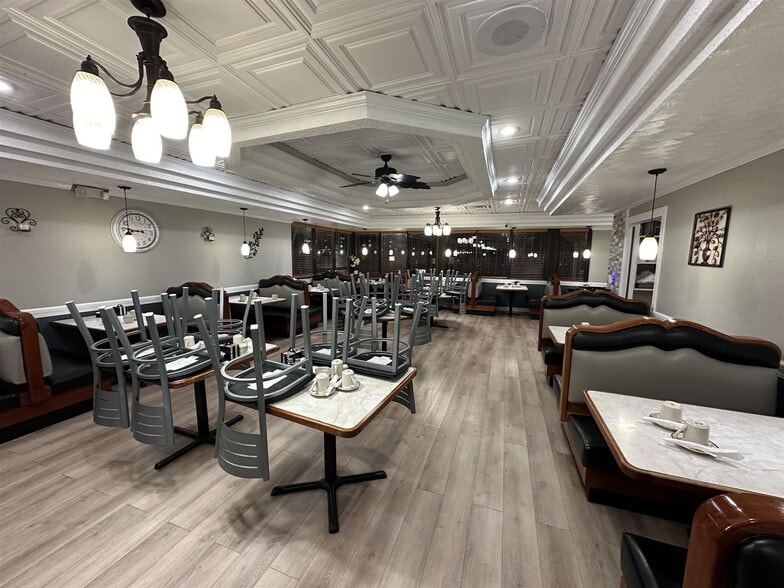 More Photos Of 1427 W Galena Ave, Freeport Restaurant For Sale