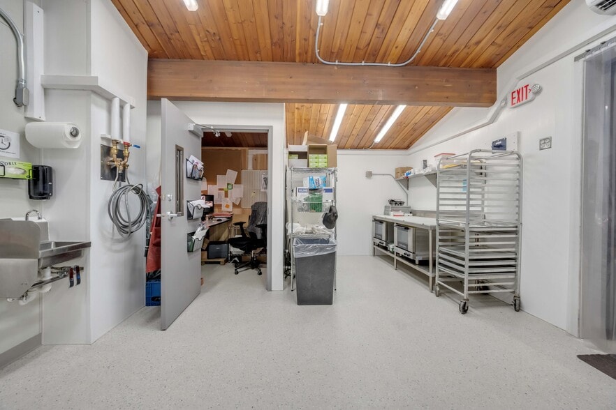 More Photos Of 67 Park Ave, Wind Gap Freestanding For Lease